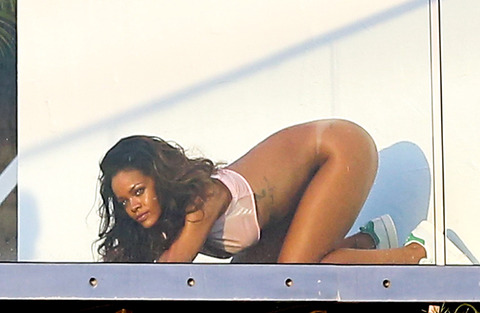 Exclusive - Rihanna Does a Skin Photo Shoot Half Naked in the Hollywood Hills