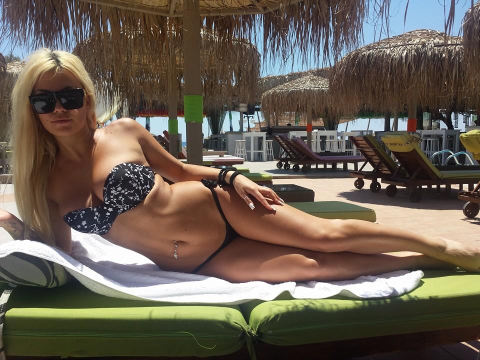 Athina-Naya-Hot-Bikini-Santorini-2