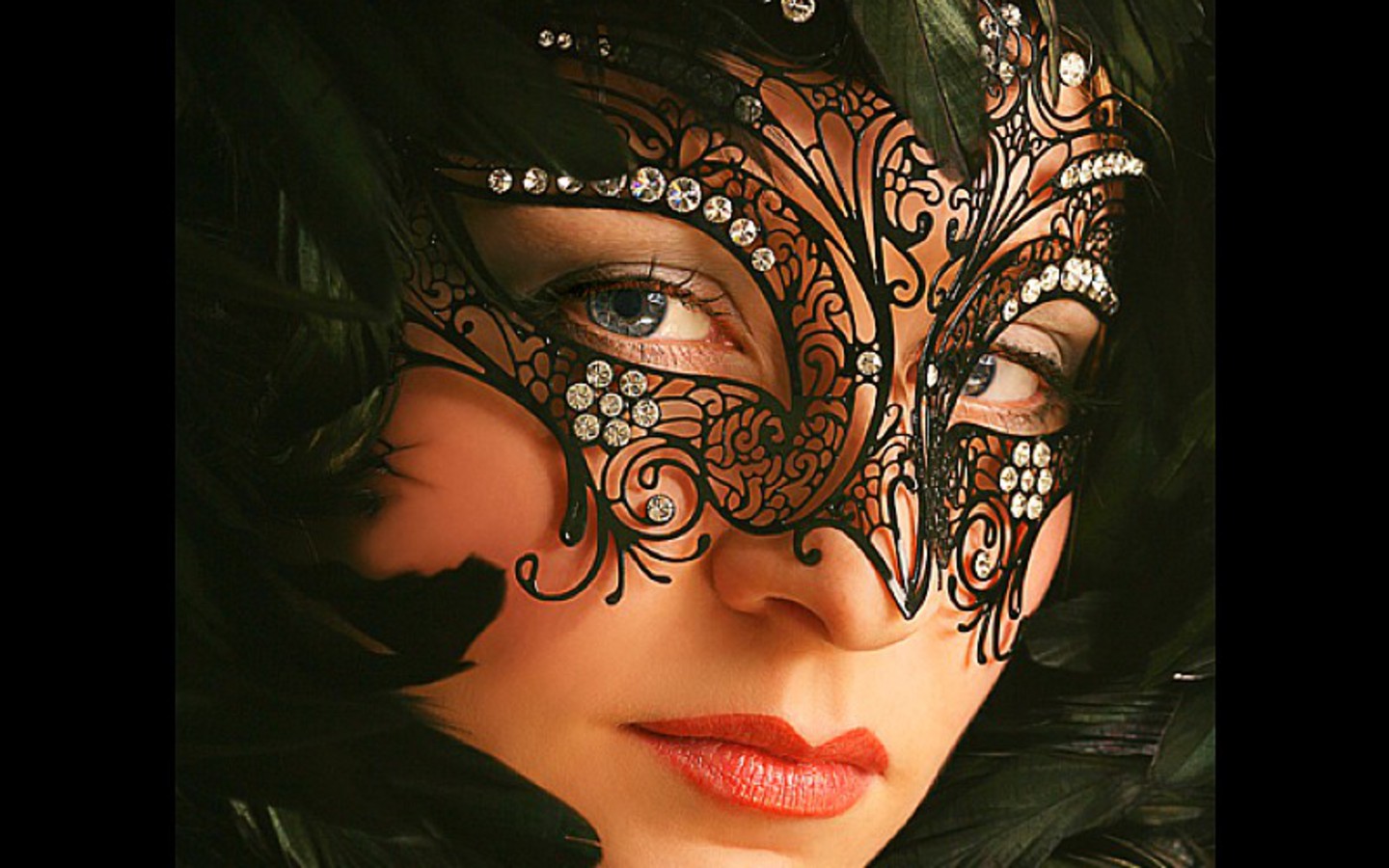 free-charming-girl-wearing-a-mask-wallpaper_1440x900_84512