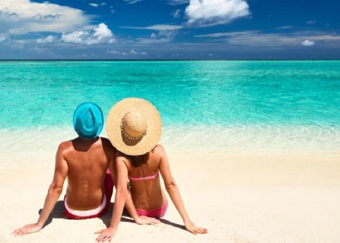 couple_hats_beach_sea_summer_h_633_451