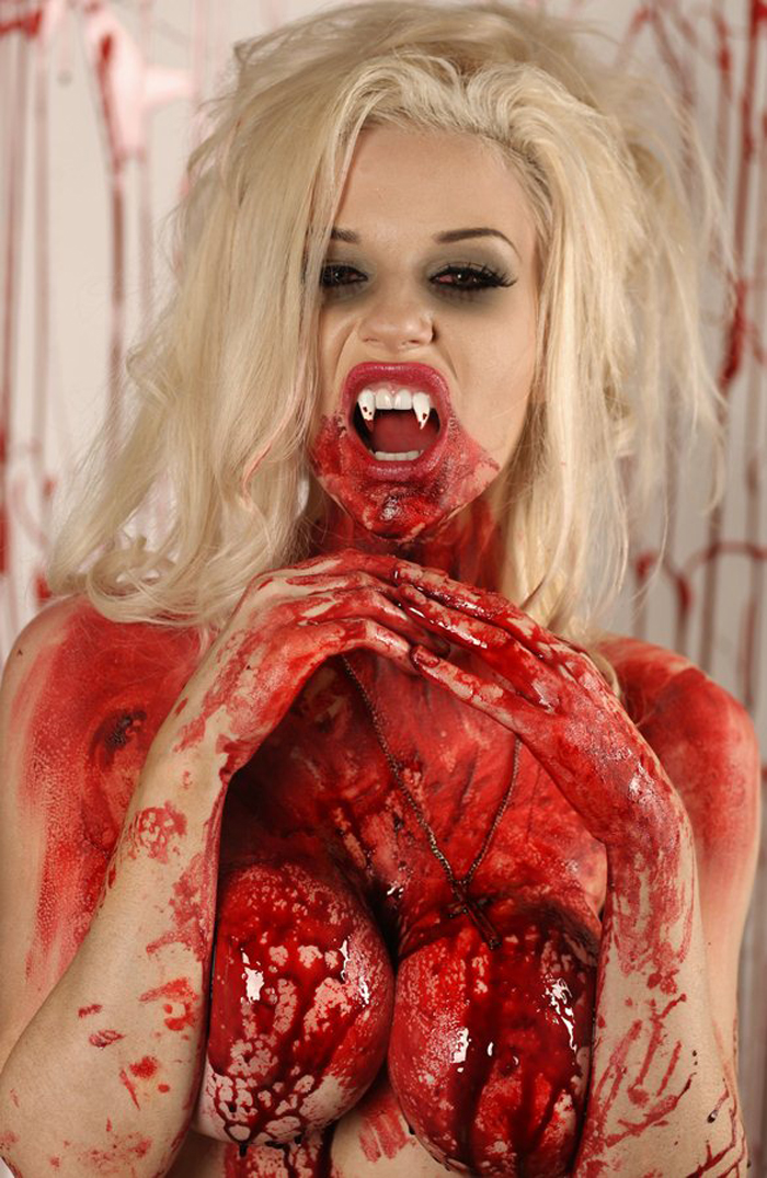 Courtney-Stodden-Blood-Halloween-Kanoni-5