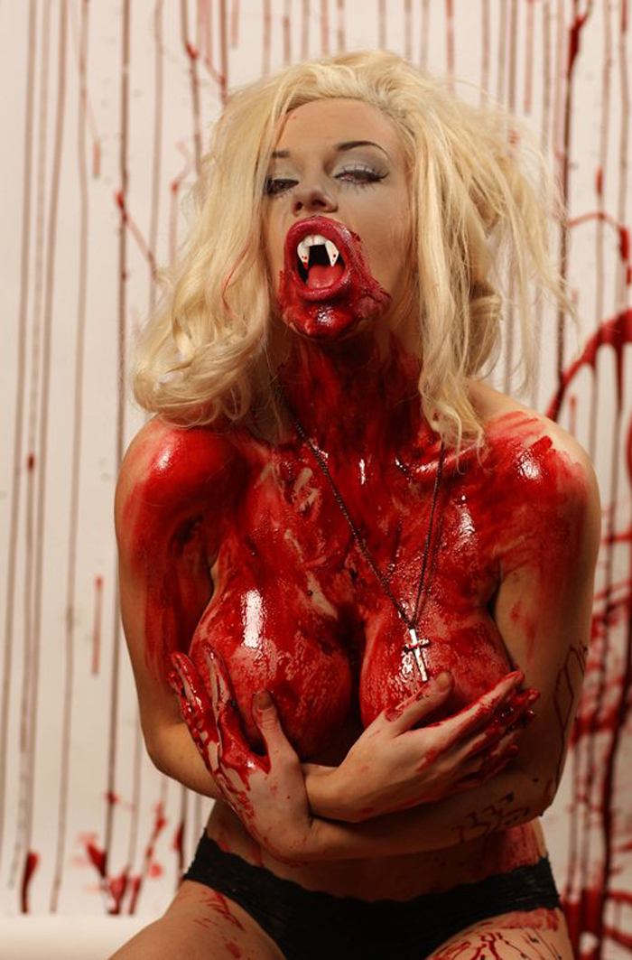 Courtney-Stodden-Blood-Halloween-Kanoni-6