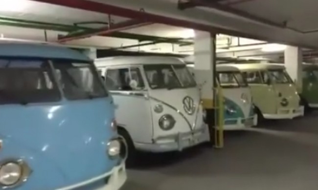 Τα θυμάστε; Απίστευτα παλαιά φορτηγάκια Volkswagen μας γυρνούν σε άλλες εποχές (video)