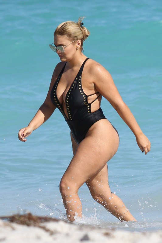 andrea-gaviria-curves-in-swimsuit-on-the-beach-in-miami-kanoni-1