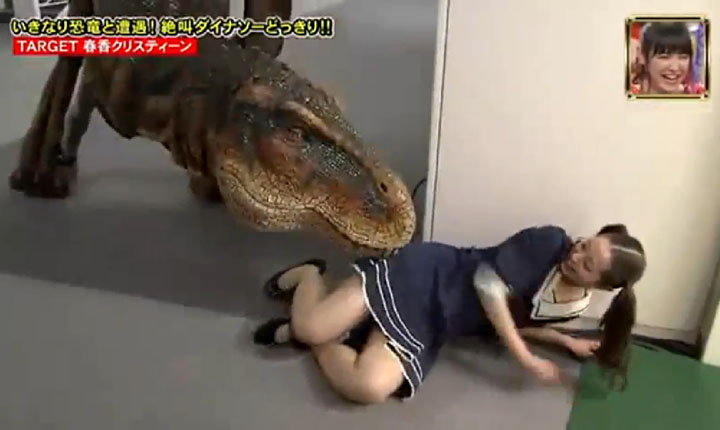 Hilarious-Japanese-Dinosaur-Prank