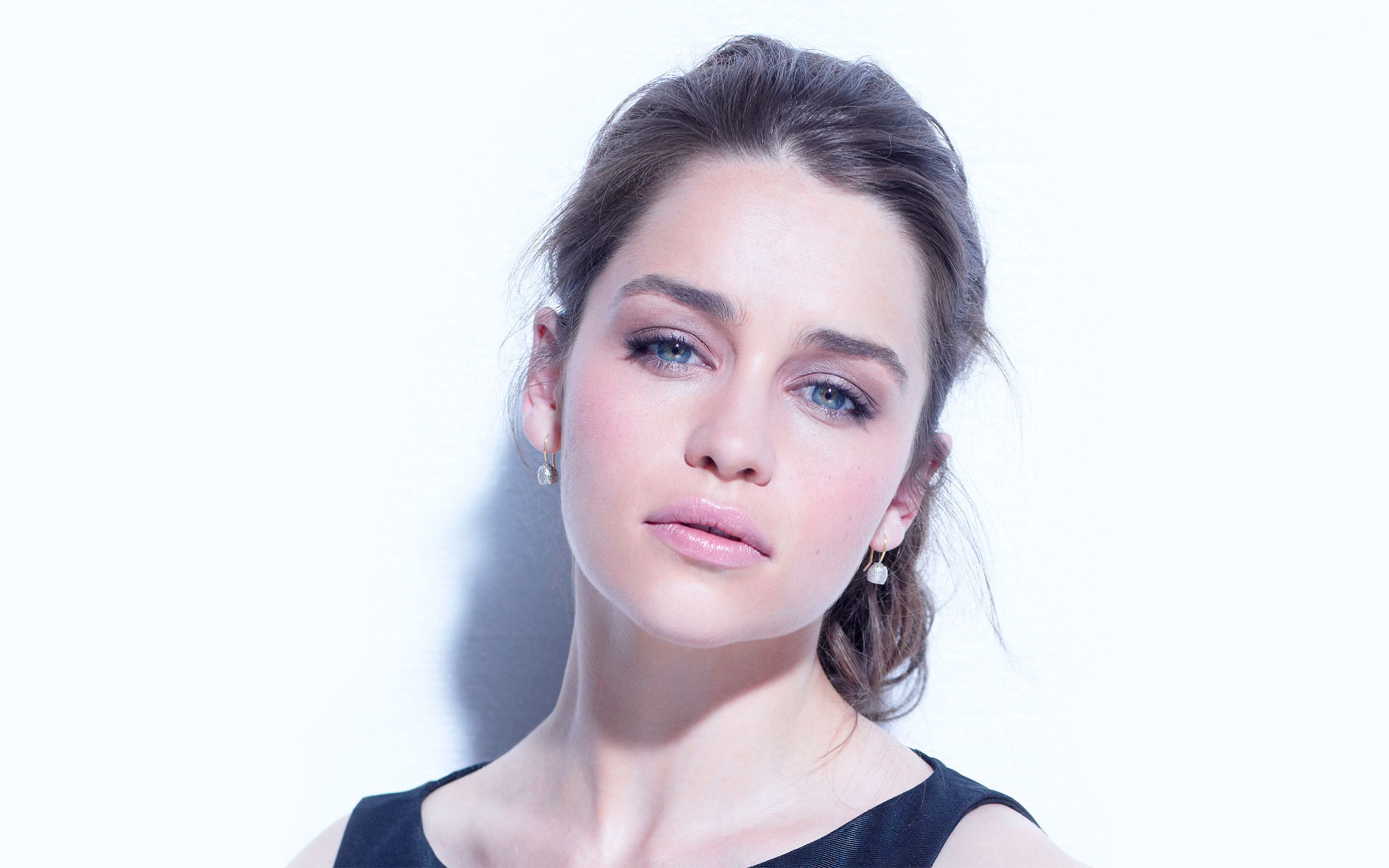 Emilia-Clarke-Sexy-Hot-HD-Desktop-Pics