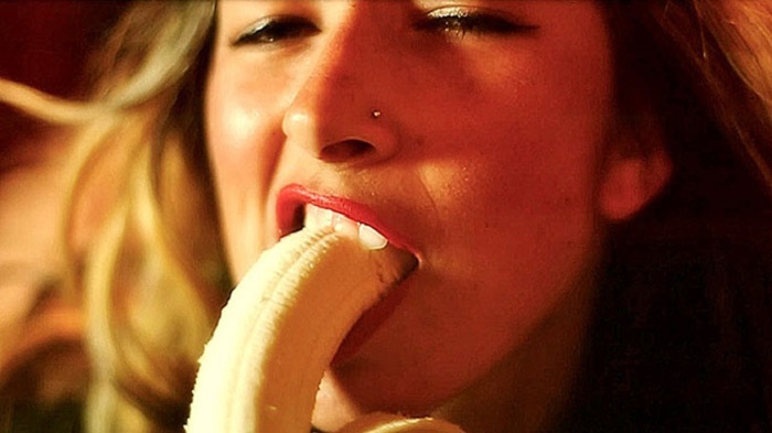 woman_eating_a_banana